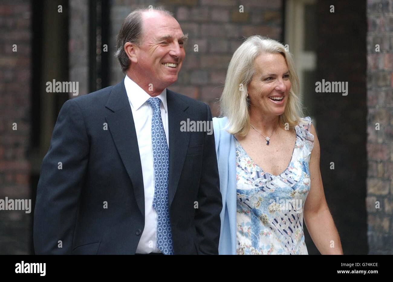 Il capitano Mark Phillips e sua moglie Sandy sorridono sulla strada per la cappella di Kensington Palace, Londra, per il matrimonio di Lady Davina Windsor e New Zealander Gary Lewis. L'età di 26 anni, che è ventesimo in fila al trono, sposò il rinnovatore Maori Gary Lewis, un ex tosatore di pecore di Gisbourne, Nuova Zelanda, di 33 anni. Foto Stock