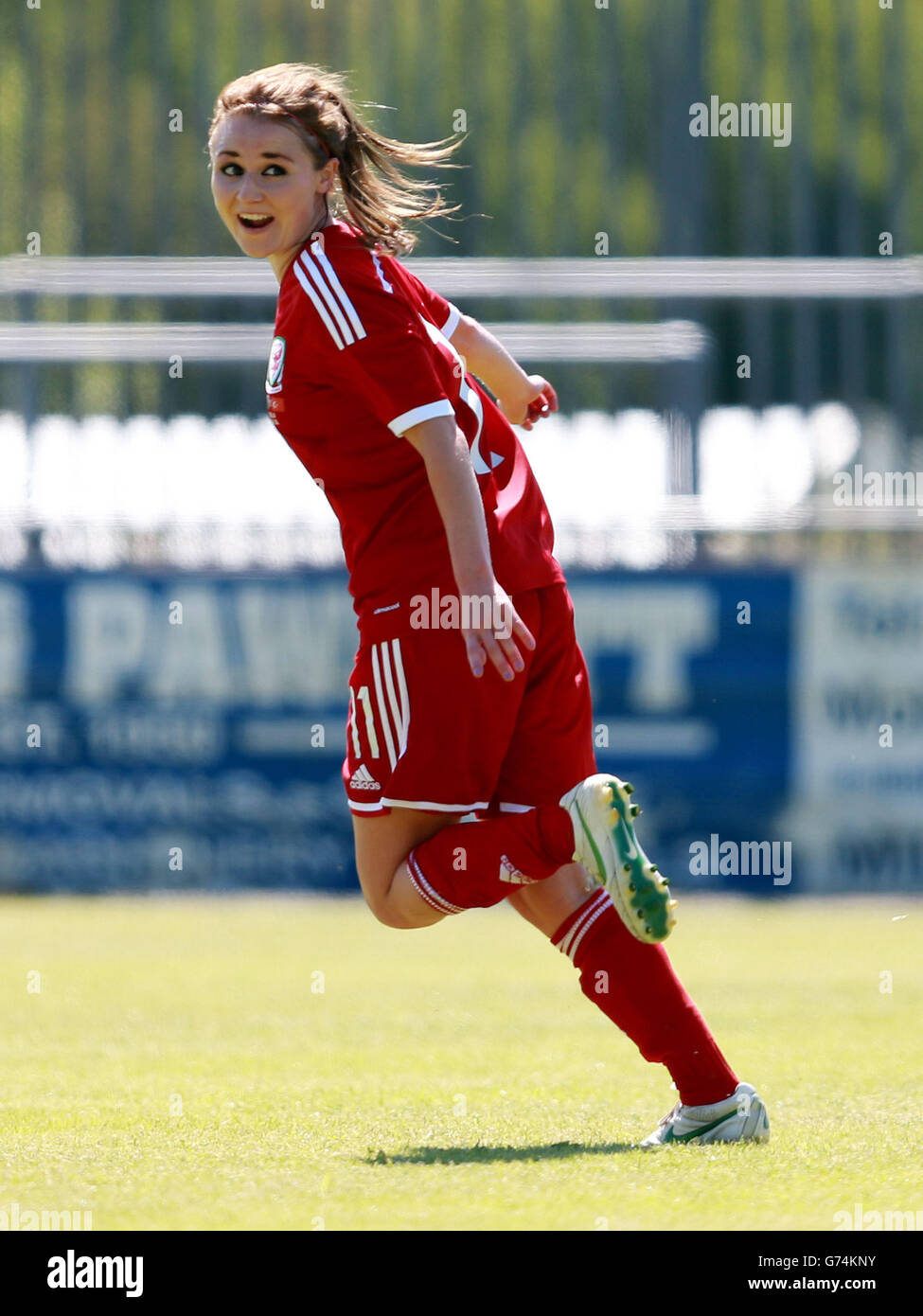 Sarah Wiltshire del Galles festeggia il suo primo gol durante la partita di qualificazione della Coppa del mondo femminile FIFA a Bridge Meadow, Haverfordwest. Foto Stock