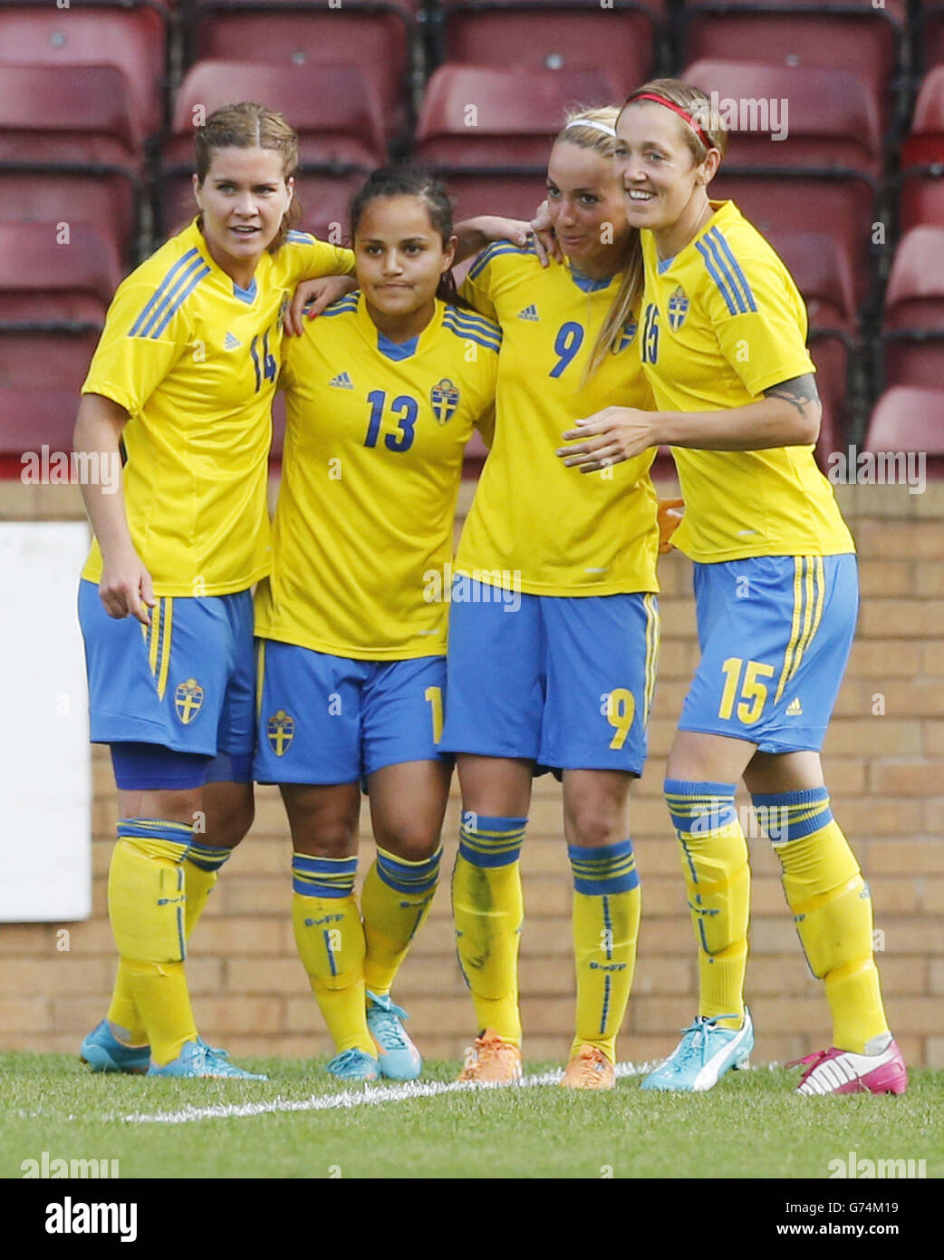 La svedese Kosovare Aslan (seconda a destra) celebra il suo obiettivo con i compagni di squadra Hanna Folkesson (sinistra) Malin Diaz Pettersson (seconda a sinistra) e Therese Sjogran (destra) durante la partita di qualificazione alla Coppa del mondo delle Donne FIFA al Fir Park di Motherwell. Foto Stock