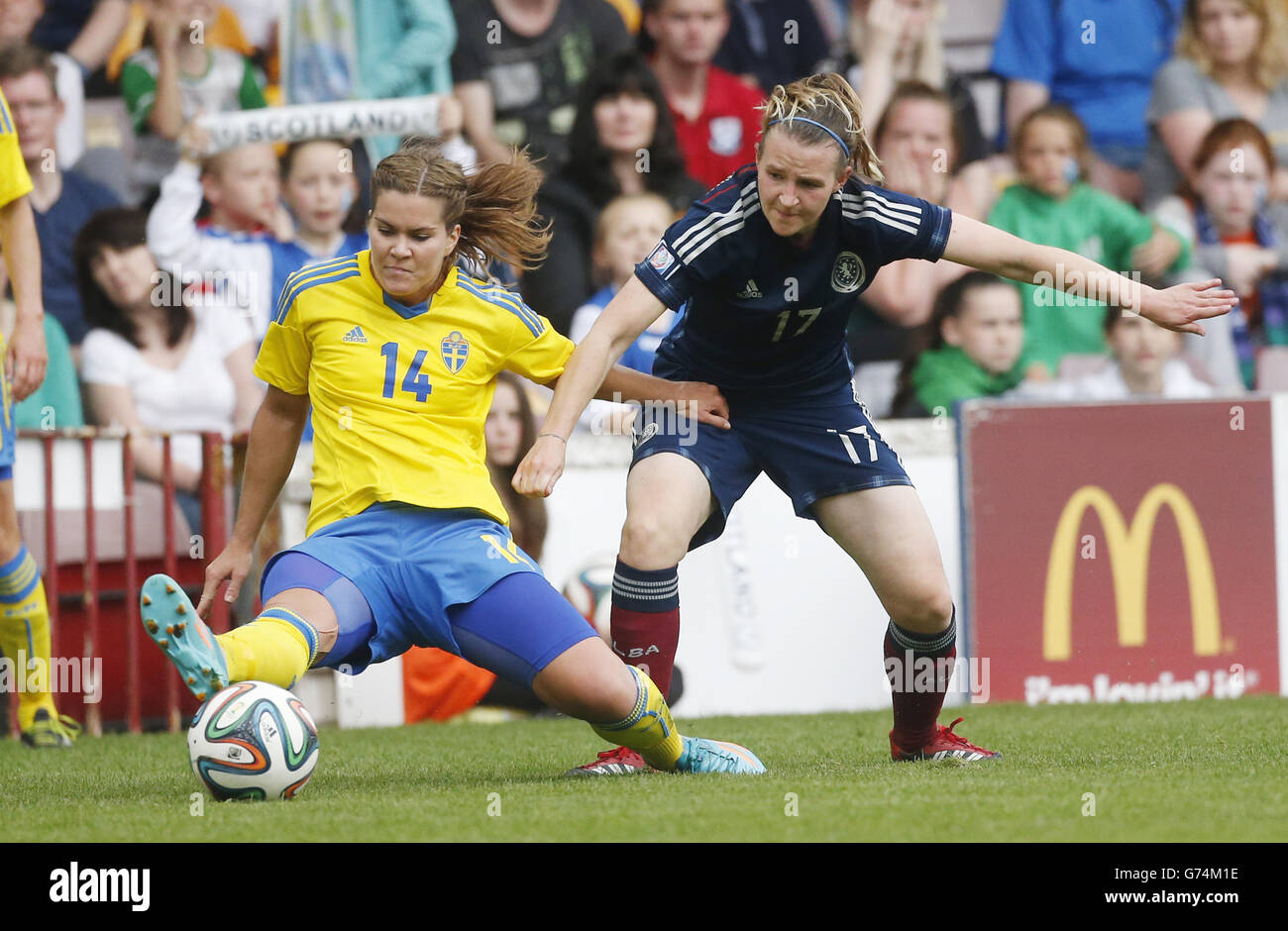 Frankie Fantom-Brown in Scozia e Hanna Folkesson in Svezia combattono per la palla durante la partita di qualificazione della Coppa del mondo delle Donne FIFA al Fir Park di Motherwell. PREMERE ASSOCIAZIONE foto. Data immagine: Sabato 14 giugno 2014. Il credito fotografico dovrebbe essere: Danny Lawson/PA Wire. L'uso è soggetto a limitazioni. . Uso commerciale solo previo consenso scritto della fa scozzese. Per ulteriori informazioni, chiamare il numero +44 (0)1158 447447. Foto Stock