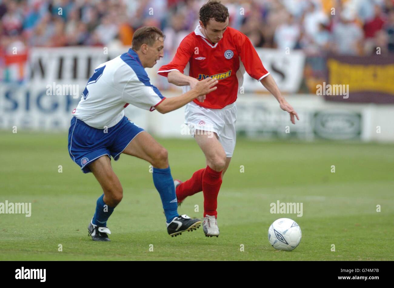 Hajduk divide il Suto Petar sulle tracce di ShelBournes' Cahill Ollie, durante la seconda tappa del secondo turno di qualificazione della UEFA Champions League a Tloka Park, Dublino, Irlanda. Foto Stock