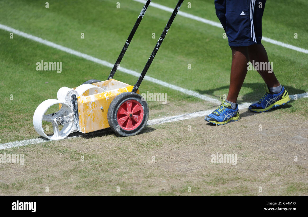 Le linee vengono ridisegnate sul campo durante l'AEGON Nottingham Challenge al Nottingham Tennis Center di Nottingham. Foto Stock