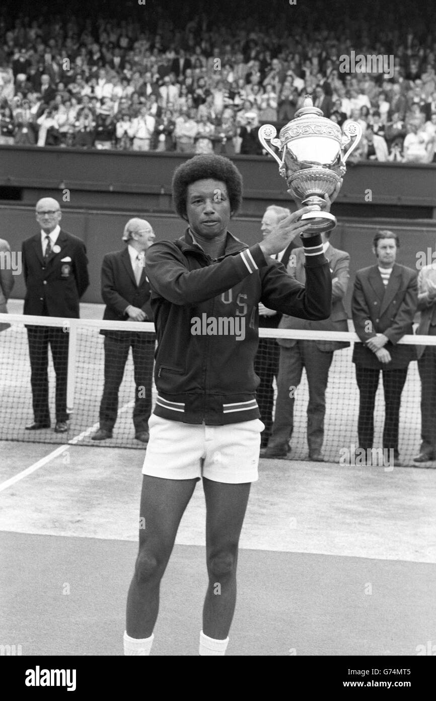 Arthur Ashe degli Stati Uniti tiene il Championship Trophy dopo aver battuto Jimmy Connors a Wimbledon. Foto Stock