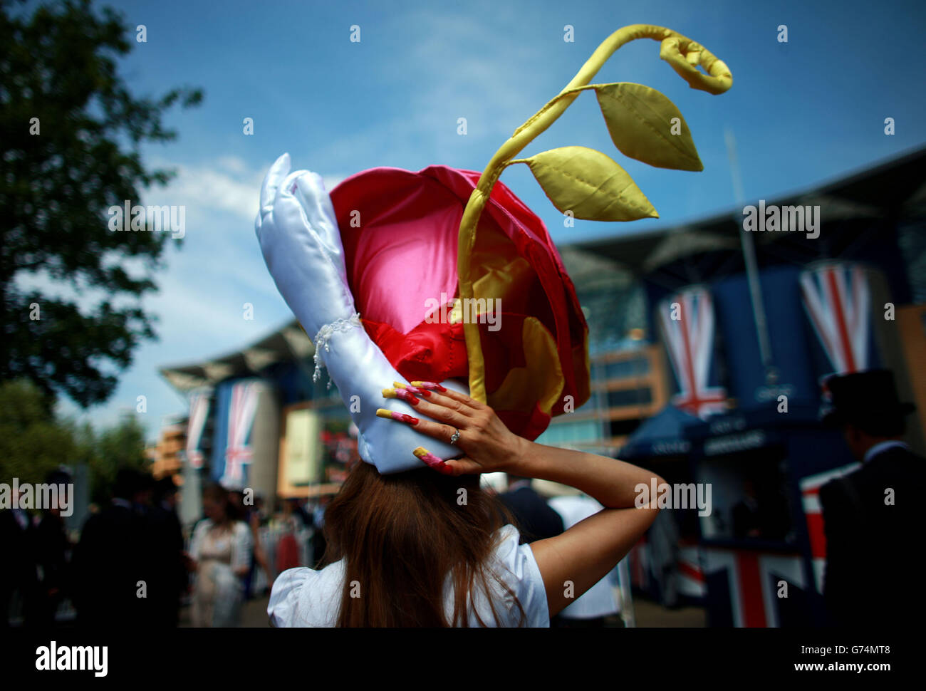 Corse di cavalli - il Royal Ascot Meeting 2014 - giorno uno - Ascot Racecourse. Moda femminile durante il giorno uno del 2014 Royal Ascot Meeting presso Ascot Racecourse, Berkshire. Foto Stock