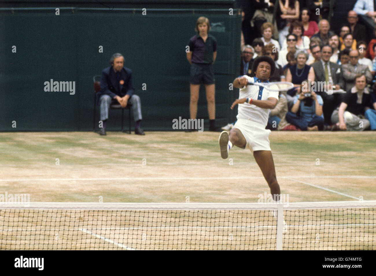 Tennis - Wimbledon - Men's Singles Final - Jimmy Connors contro Arthur Ashe - Centre Court. Arthur Ashe in azione sul Centre Court. Foto Stock