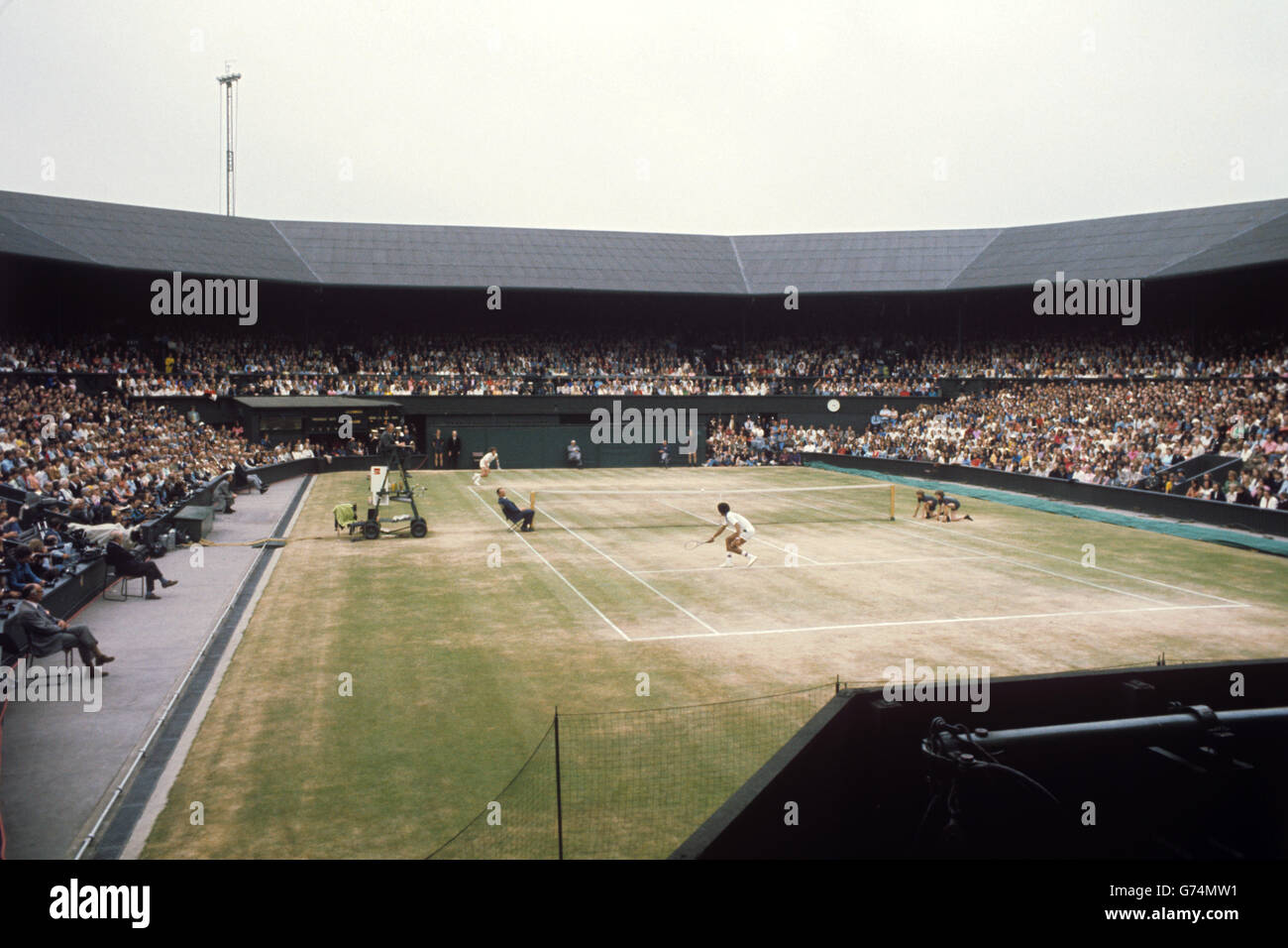 Tennis - Wimbledon - Men's Singles Final - Jimmy Connors / Arthur Ashe - Centre Court. Jimmy Connors e Arthur Ashe in azione sul Centre Court. Foto Stock