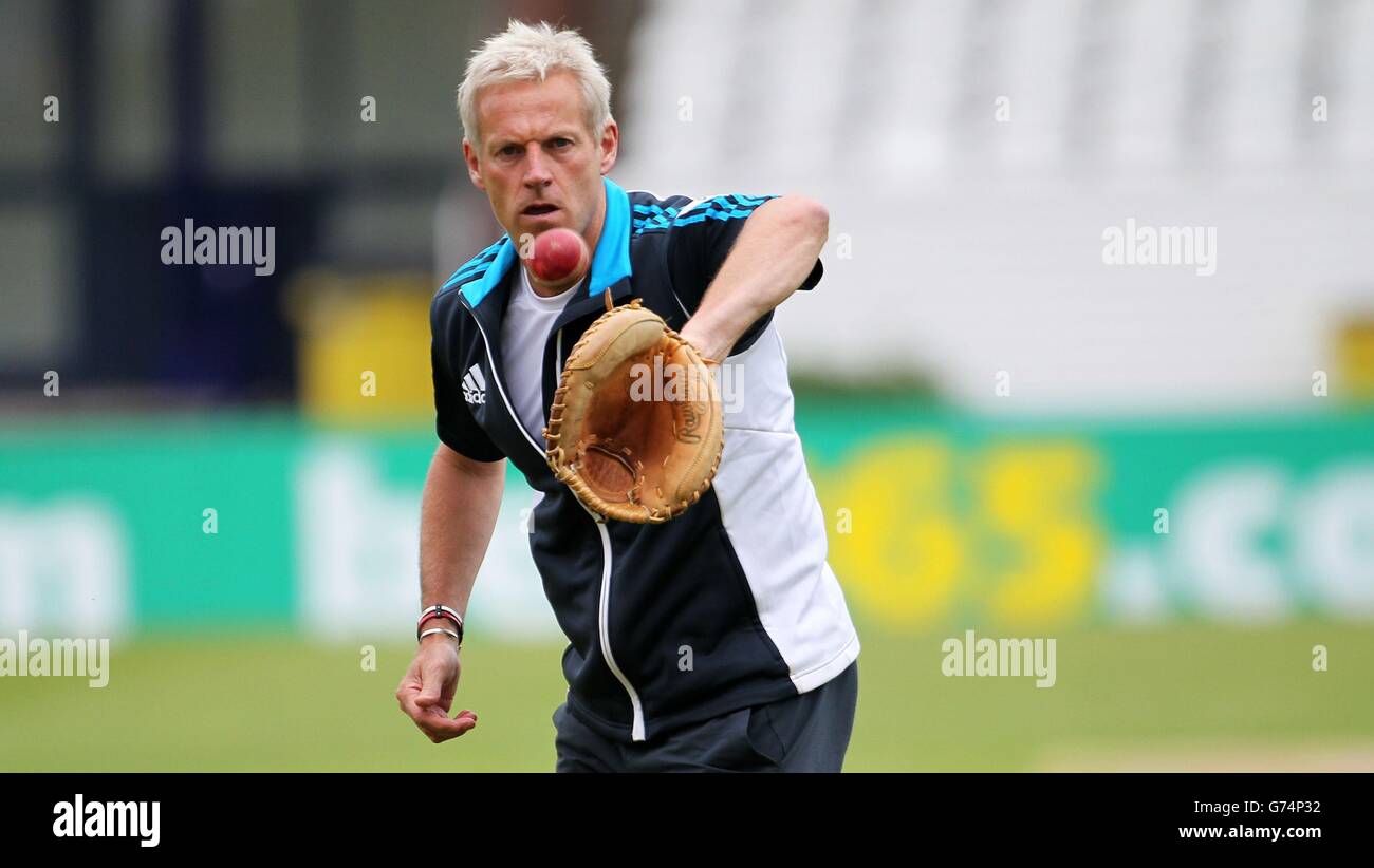 Allenatore inglese, Peter Moores durante una sessione di reti a Headingley, Leeds. Foto Stock