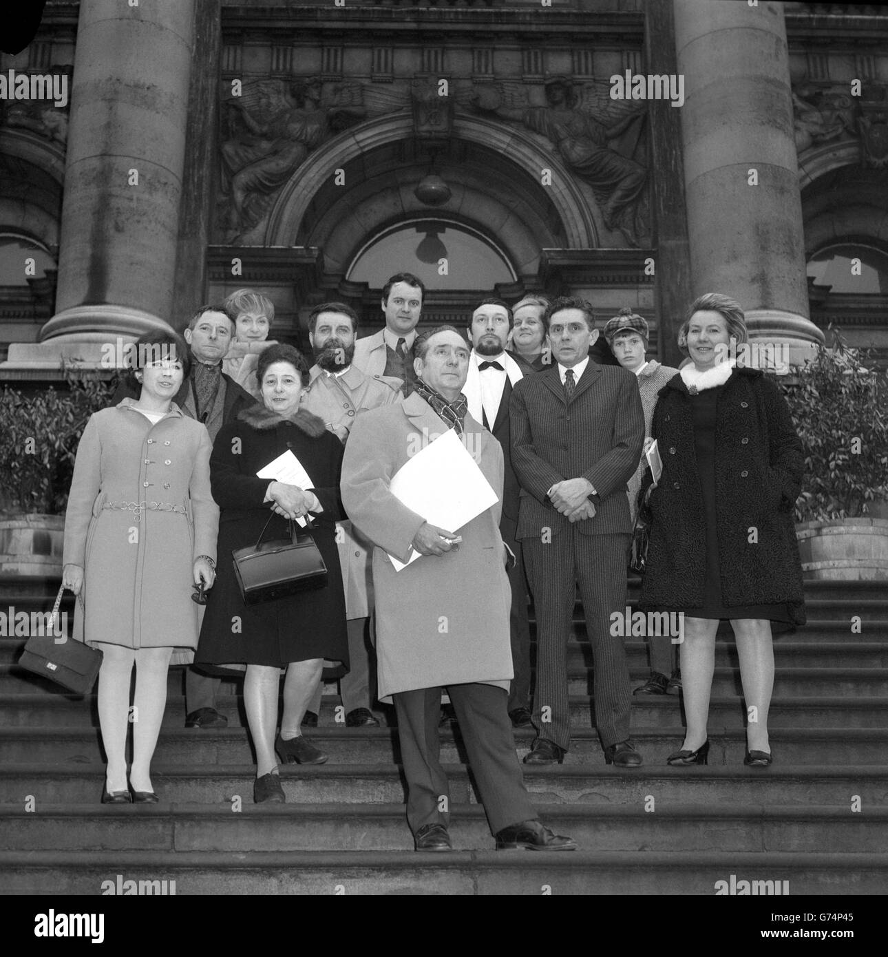 Un gruppo di artisti francesi alla Tate Gallery di Millbank, Londra. Nelle sale di ricevimento della Camera di Commercio Francese si è tenuta una mostra di arte contemporanea francese intitolata Peinture Francaise de Notre Temps. Foto Stock