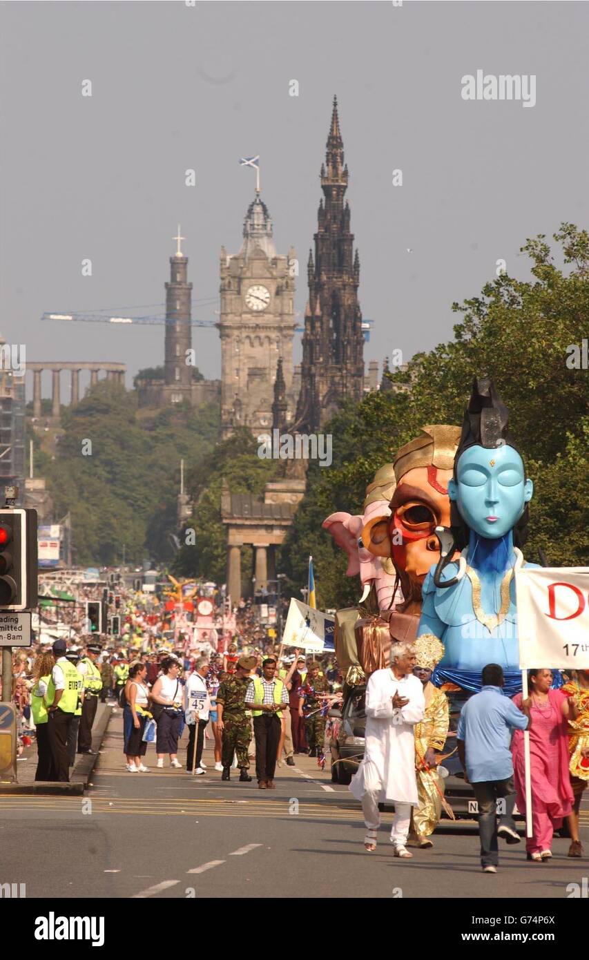 L'Edinburgh International Festival si svolge a Edimburgo con una spettacolare cavalcata lungo la famosa Princes Street di Edimburgo. Il più grande festival artistico del mondo, è stato ufficialmente in corso. Il 58th Edinburgh Festival Fringe vedrà più di 25,000 spettacoli di quasi 1,700 spettacoli in scena in un record di 236 locali in tutta la città. E un terzo di tutti gli atti terrà la loro prima mondiale nella capitale scozzese nelle prossime tre settimane. Foto Stock