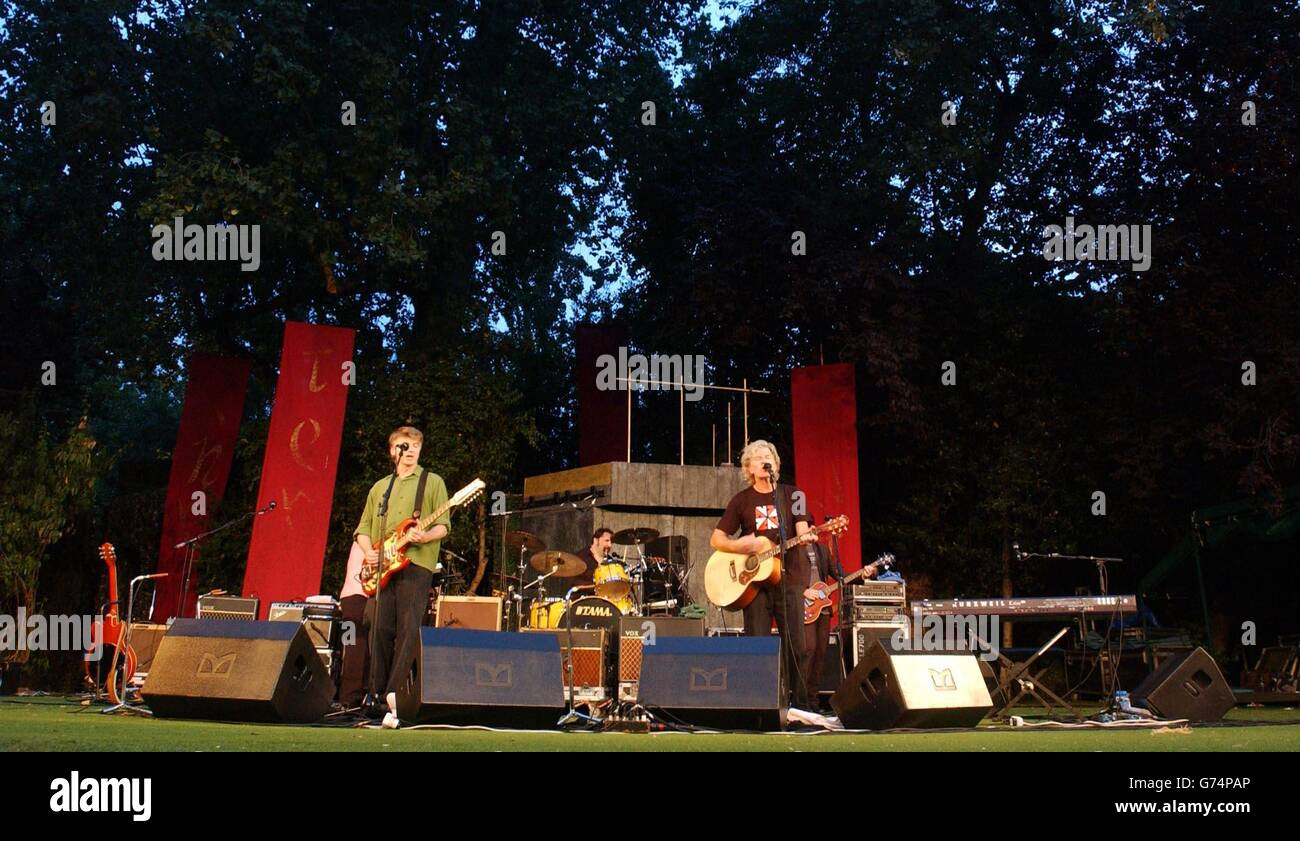 Il duo kiwi Finn Brothers, Neil (a sinistra) e Tim, si esibiscono dal vivo durante un concerto all'Open Air Theatre di Regents Park, nel centro di Londra, per lanciare il loro nuovo album "Everyone is Here", il loro primo album in studio collaborativo per otto anni. Foto Stock