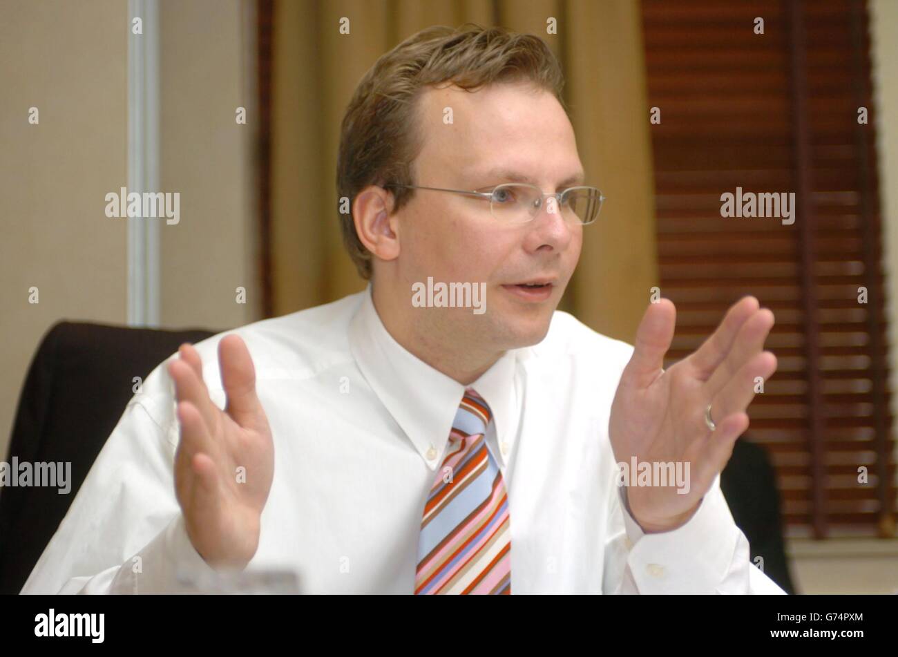 Andreas Bierwirth, Vice Direttore Generale della compagnia aerea a basso costo Germanwings, parla ai giornalisti durante una conferenza stampa che aggiorna il modo in cui l'azienda si sta svolgendo finanziariamente e i suoi piani nel mercato irlandese, in un hotel a Dublino, Irlanda. Foto Stock
