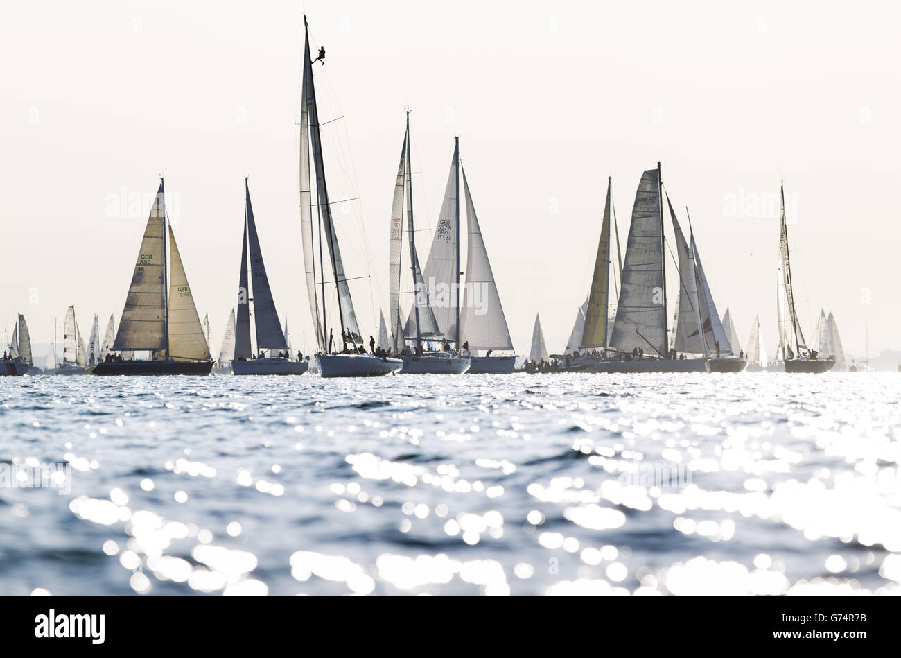 La flotta inizia a correre durante il J P Morgan Asset Management Round the Island Race. Foto Stock
