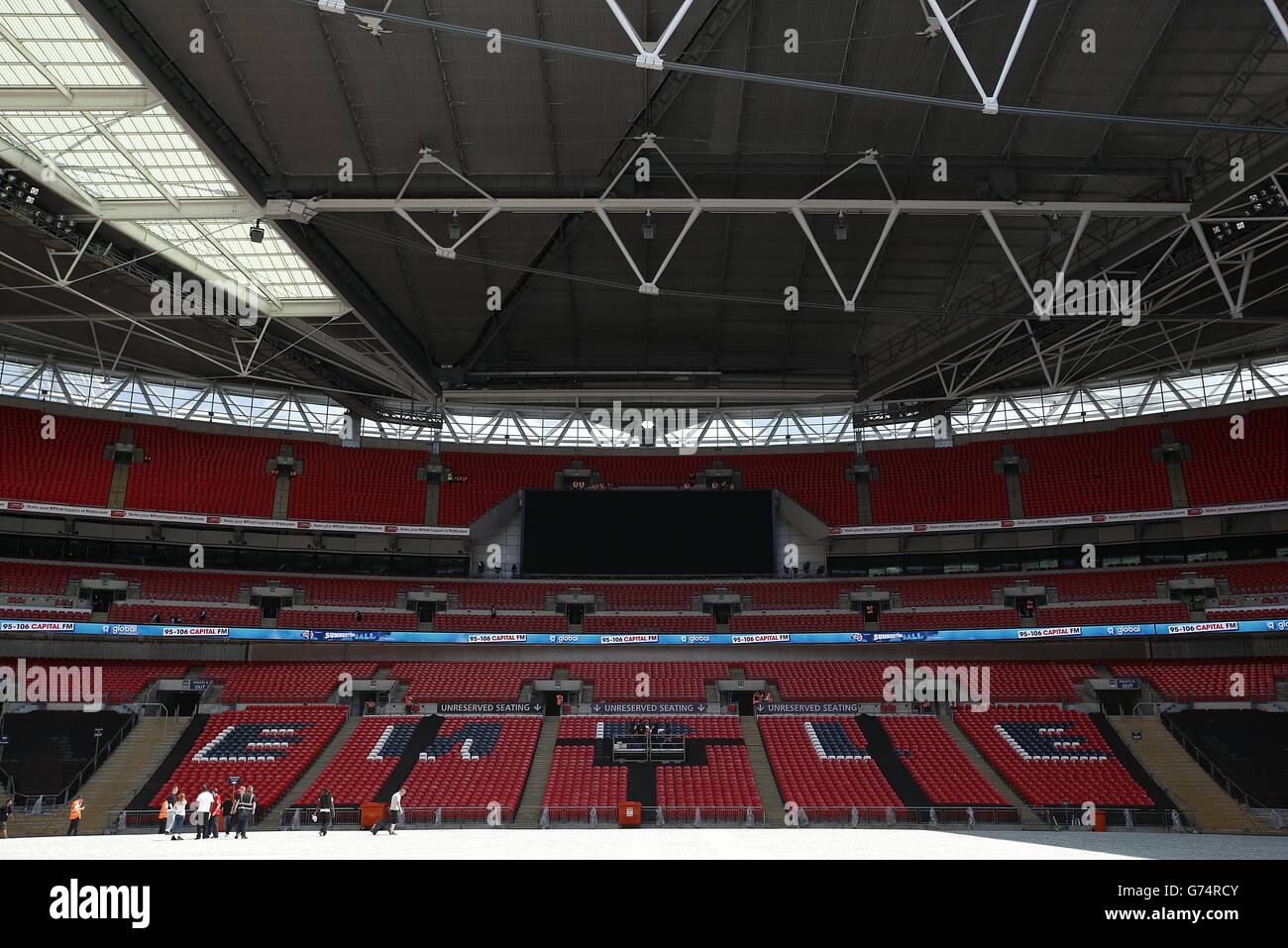 Vista generale del Wembley Stadium prima del Summertime Ball della capitale FM al Wembley Stadium, Londra. Foto Stock