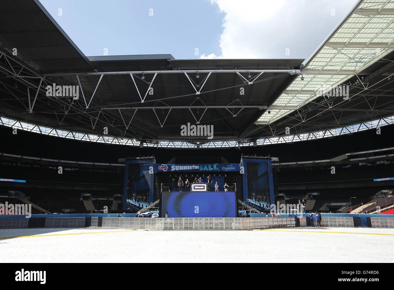 Vista generale del palco allestito all'interno dello stadio di Wembley prima del Summertime Ball della capitale FM allo stadio di Wembley, Londra. Foto Stock