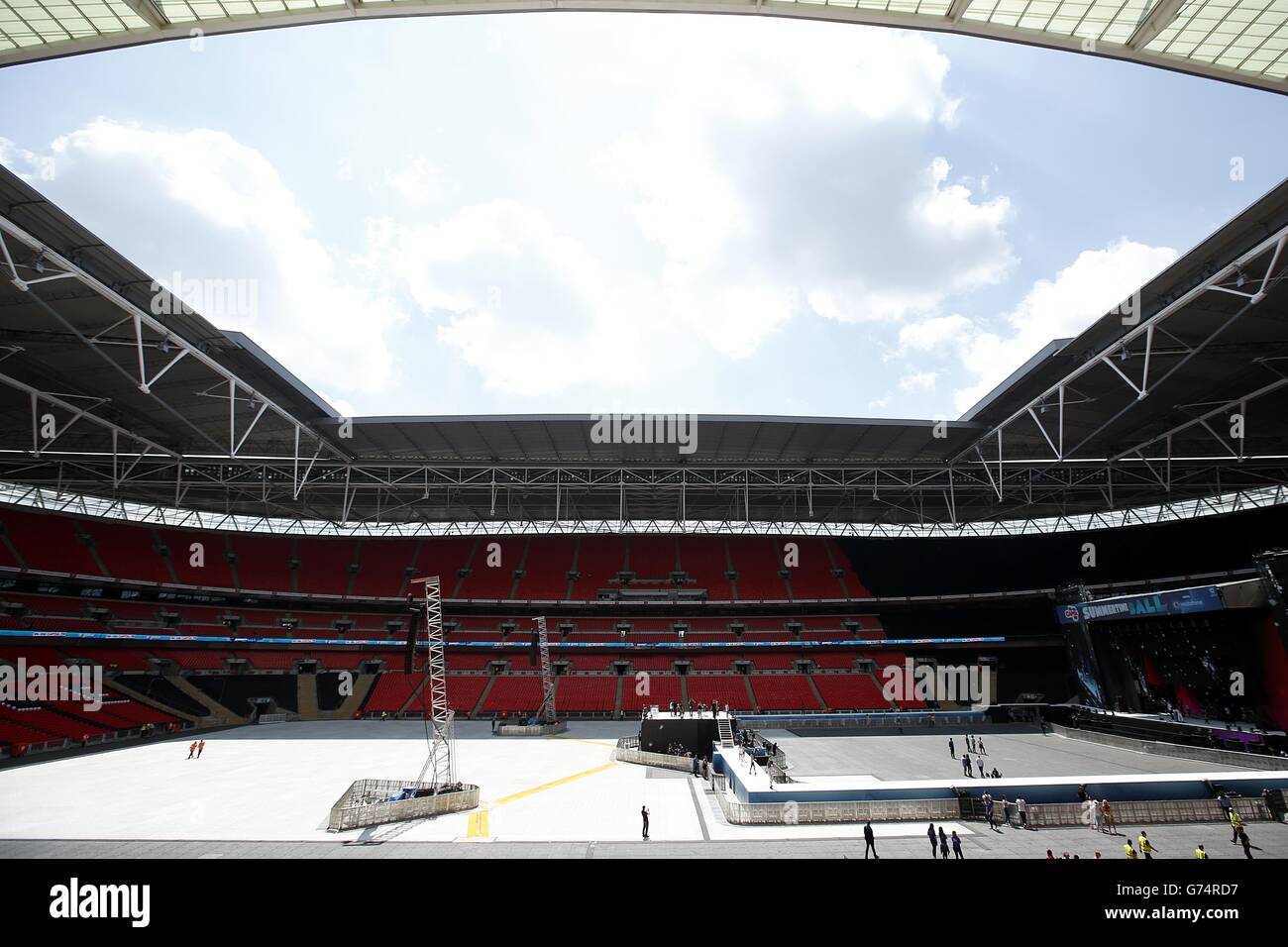 Vista generale del Wembley Stadium prima del Summertime Ball della capitale FM al Wembley Stadium, Londra. Foto Stock
