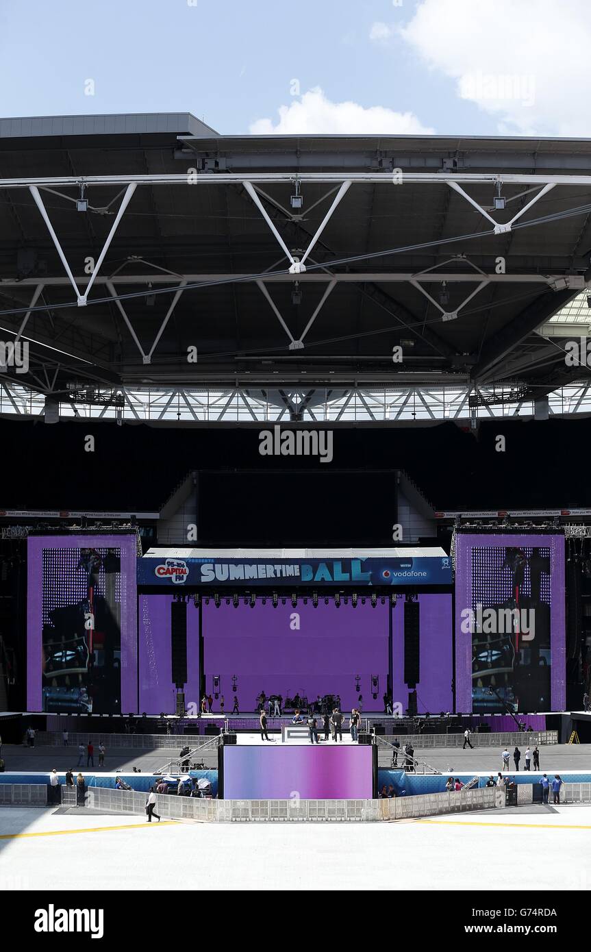 Vista generale del palco allestito all'interno dello stadio di Wembley prima del Summertime Ball della capitale FM allo stadio di Wembley, Londra. Foto Stock