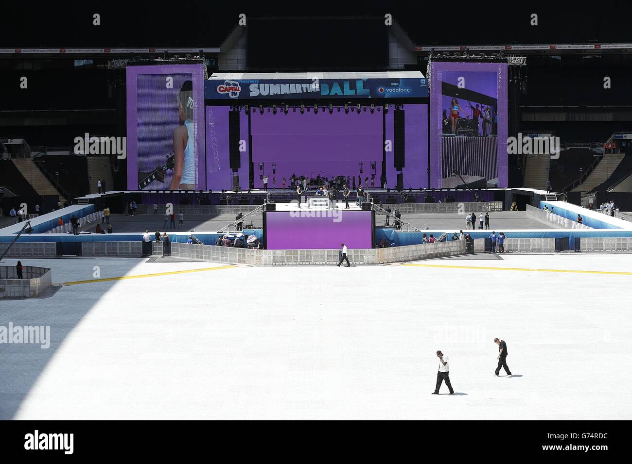 Vista generale del palco allestito all'interno dello stadio di Wembley prima del Summertime Ball della capitale FM allo stadio di Wembley, Londra. Foto Stock