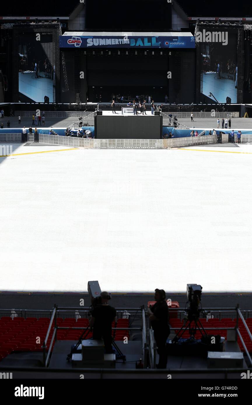 Vista generale del palco allestito all'interno dello stadio di Wembley prima del Summertime Ball della capitale FM allo stadio di Wembley, Londra. Foto Stock