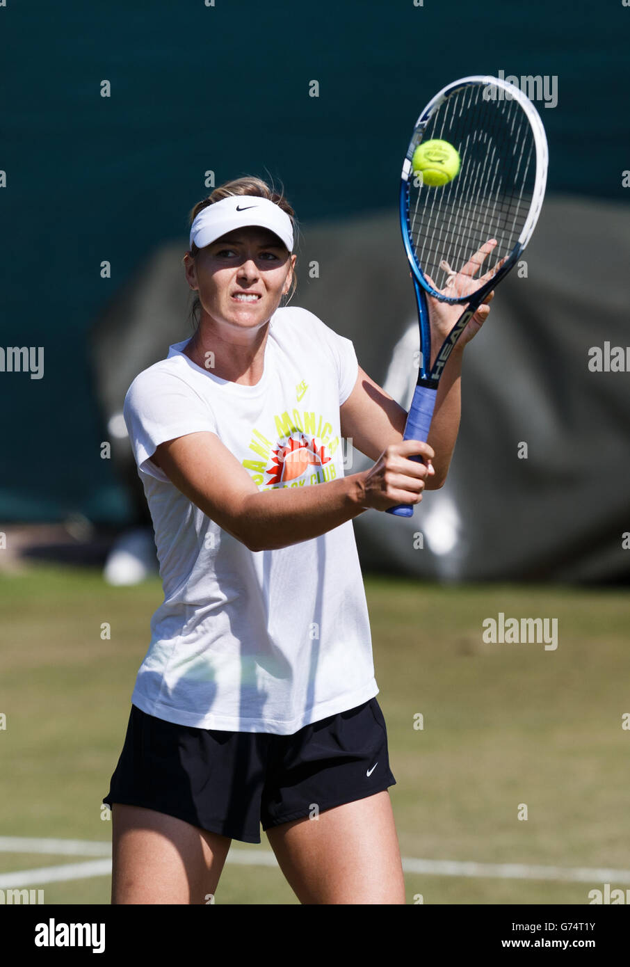 Tennis - Campionati di Wimbledon 2014 - pratica - primo giorno - All England Lawn Tennis and Croquet Club. Maria Sharapova durante la sessione di prove Foto Stock