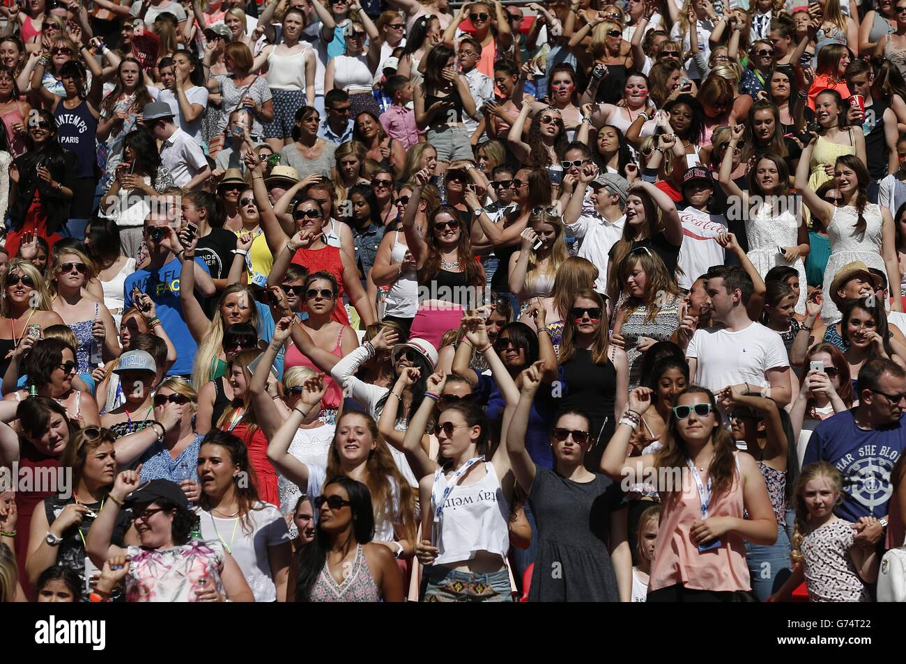 I fan che guardano Calvin Harris si esibiscono durante il Summertime Ball della capitale FM al Wembley Stadium, Londra. Foto Stock