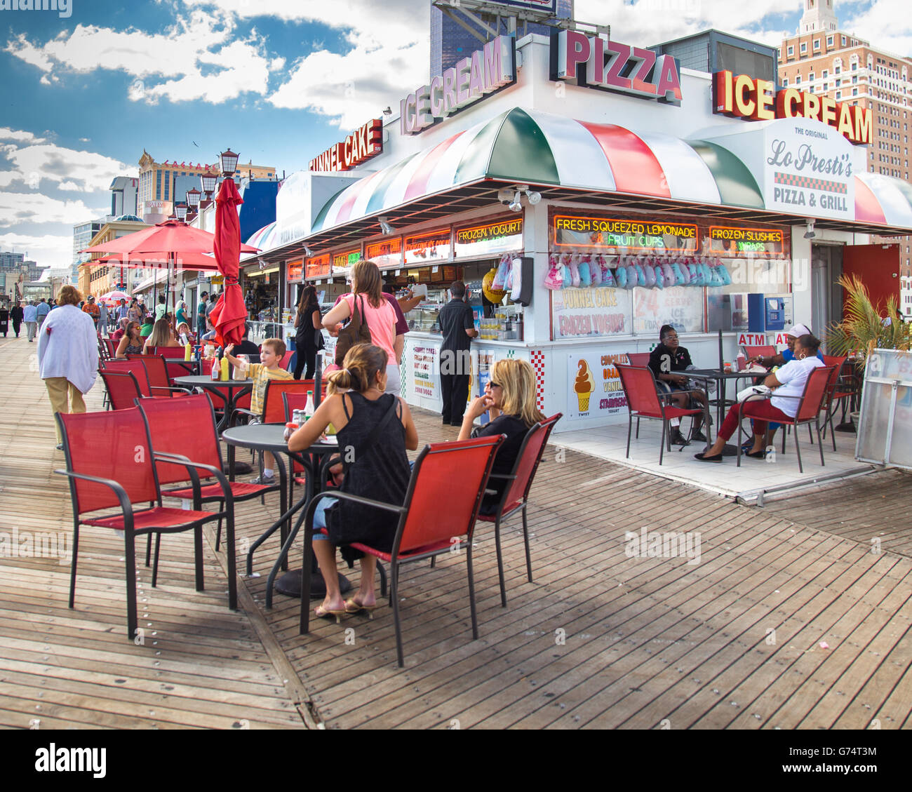 Vista della concessione alimentare stand lungo la passerella a Atlantic City con persone visibili. Foto Stock
