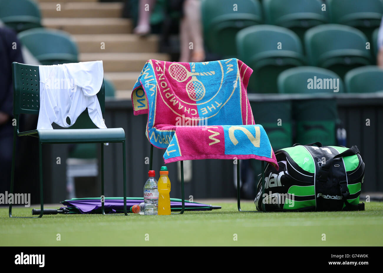 Un asciugamano su una sedia durante la partita di Paula Kania in Polonia contro la Cina Na li sul Centre Court Foto Stock