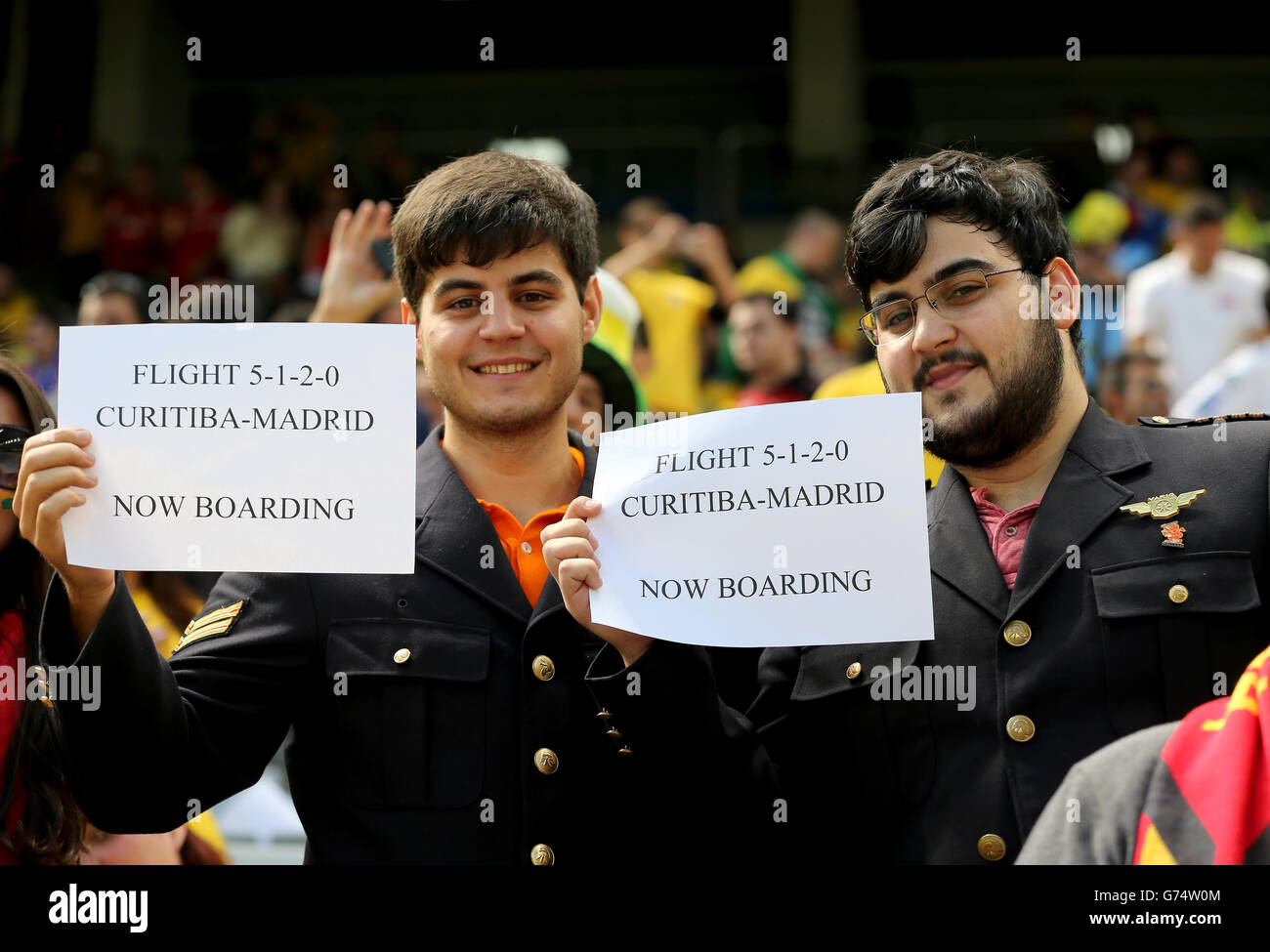 I tifosi di calcio tengono in piedi striscioni che dicono 'volo 5-1-2-0 Curitiba - Madrid ora imbarco' nelle tribune Foto Stock