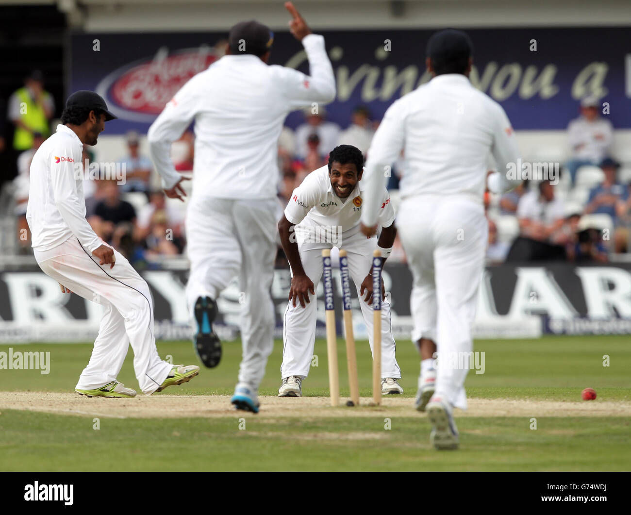 Cricket - Investec Test Series - seconda prova - Day Four - Inghilterra / Sri Lanka - Headingley. Hammika Prasad dello Sri Lanka celebra la presa del cazzo di Alastiar Cook dell'Inghilterra Foto Stock