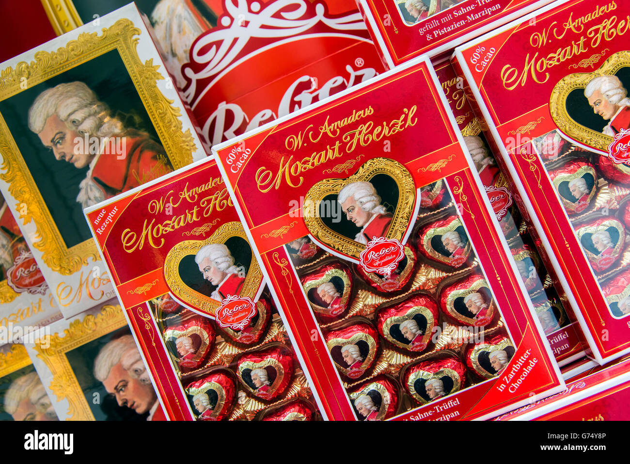 Il famoso cioccolatino Mozart sfere sulla vendita a Echten Reber Mozart Kugeln negozio di cioccolato in Alter Markt Square, Salisburgo, Austria Foto Stock