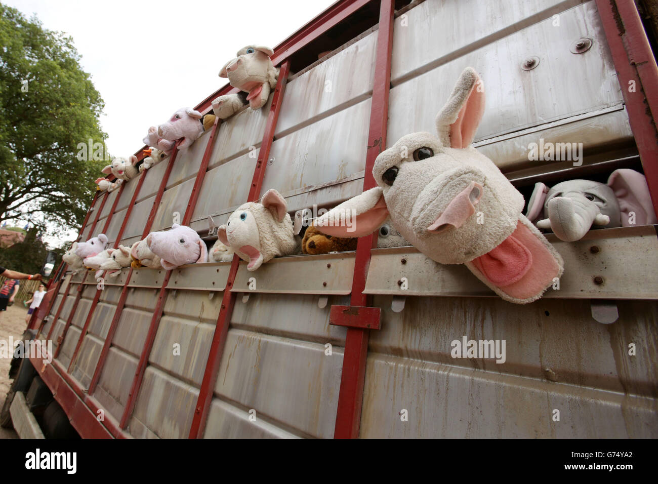 Una scultura di Banksy, dal titolo "le sirene degli agnelli", raffigurante un camion pieno di animali stracciati che vengono guidati alla macellazione, si muove intorno al festival di Glastonbury, presso la Worthy Farm di Somerset. Foto Stock