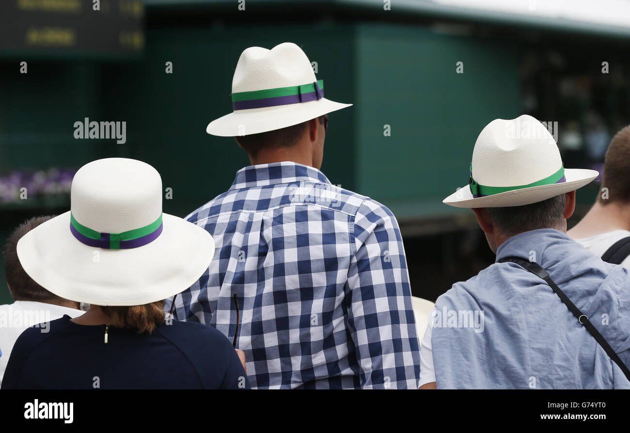 Tifosi in cappelli da sole durante il quarto giorno del Wimbledon  Championships presso l'All England Lawn Tennis and Croquet Club, Wimbledon  Foto stock - Alamy