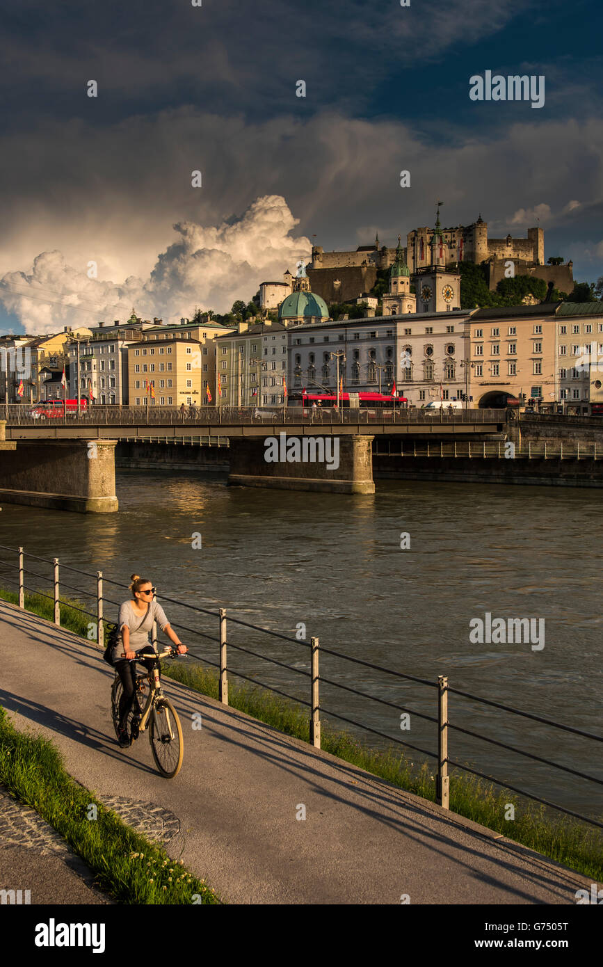 Il castello di Hohensalzburg e dello skyline della città di Salisburgo, Austria Foto Stock