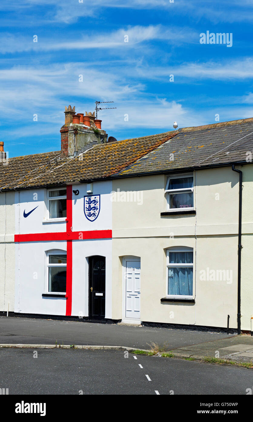Casa a schiera di Fleetwood, nel Lancashire, dipinta per assomigliare alla bandiera di St George, a sostegno dell'England Football Team, REGNO UNITO Foto Stock