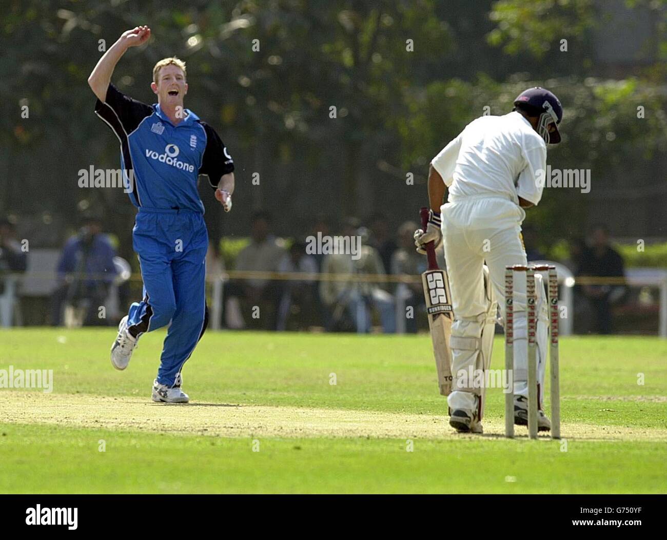 Paul Collingwood dell'Inghilterra prende il suo terzo wicket, durante la partita contro una bengala Cricket Association XI al Calcutta Cricket and Football Club, Calcutta, India. Foto Stock