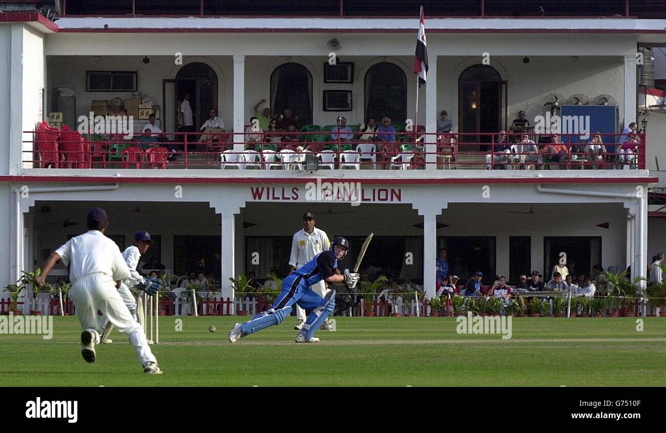 Paul Collingwood dell'Inghilterra in azione, durante la partita contro un Bengala Cricket Association XI al Calcutta Cricket and Football Club, Calcutta, India. Foto Stock