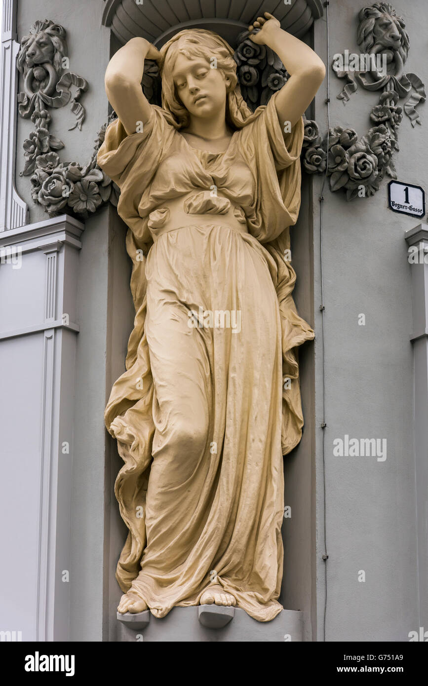 Cariatide scolpita figura femminile statua sulla facciata di un edificio in via Tuchlauben, Vienna, Austria Foto Stock