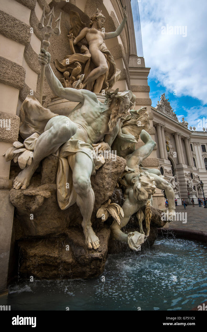 Fontana con sculture di marmo, il Palazzo di Hofburg, Michaelerplatz, Vienna, Austria Foto Stock