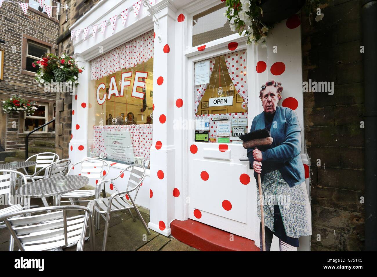 Il SID's Cafe reso famoso dalla serie televisiva Last of the Summer Wine è decorato come parte del percorso sulla seconda tappa del Tour de France. Foto Stock
