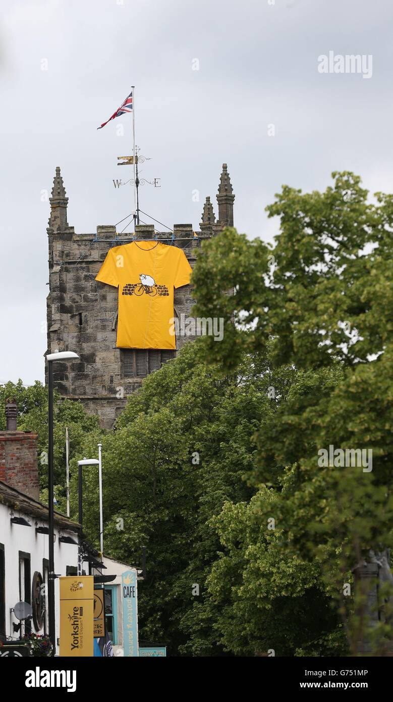 La chiesa della Santa Trinità di Skipton decorata con una grande maglia  gialla come parte del percorso sulla tappa 1 del Tour de France Foto stock  - Alamy