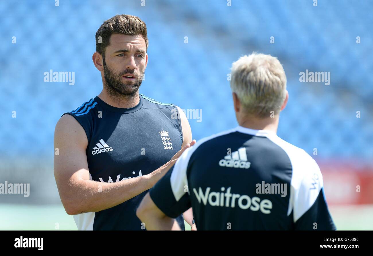 Il Liam Plunkett inglese parla con l'allenatore Peter Moores durante una sessione di reti a Headingley, Leeds. Foto Stock