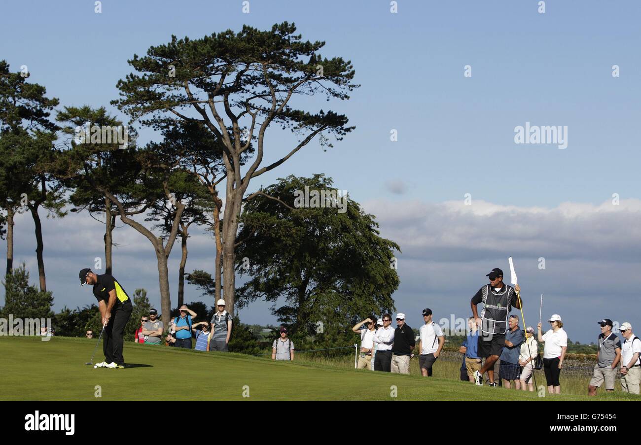 Paul Casey putts sul 12 ° verde durante il giorno due del 2014 Irish Open al FOTA Island Resort, County Cork, Irlanda. Foto Stock