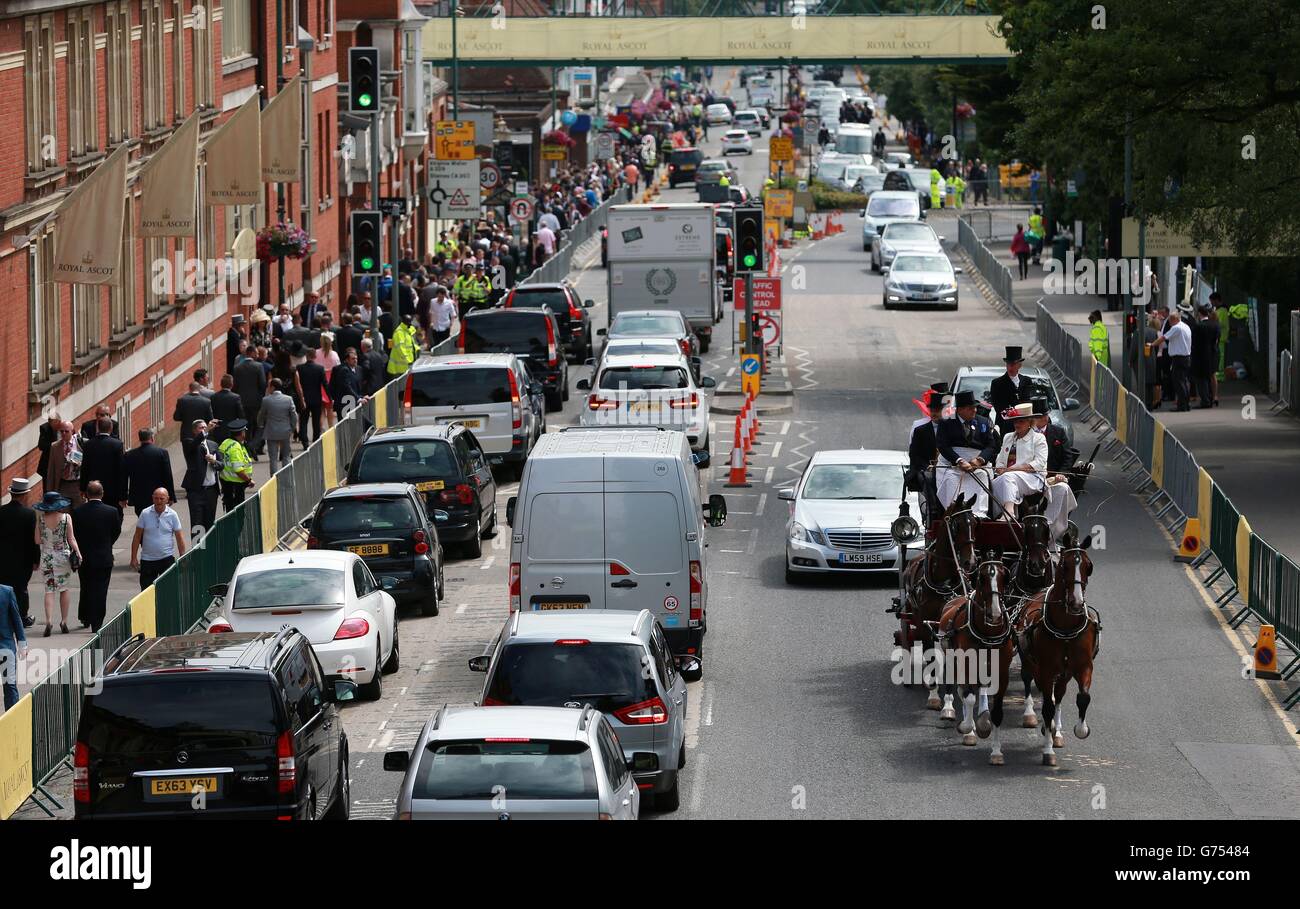 Corse di cavalli - il Royal Ascot Meeting 2014 - Day Four - Ascot Racecourse. Le carrozze arrivano lungo Ascot High Street per il quarto giorno del Royal Ascot Meeting 2014 all'ippodromo di Ascot, nel Berkshire. Foto Stock