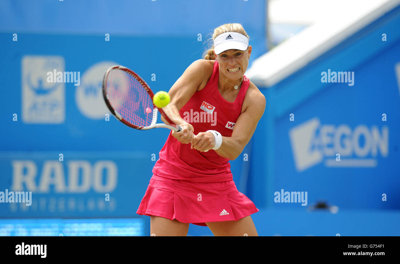 Angelique Curber in azione contro Caroline Wozniacki durante l'AEGON International al Devonshire Park, Eastbourne. Foto Stock