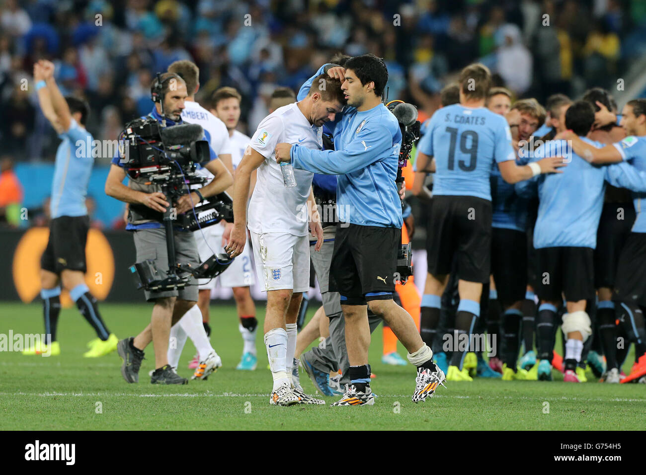 L'Uruguay Luis Suarez (al centro) console inglese Steven Gerrard (al centro a sinistra) dopo il fischio finale durante la partita del gruppo D l'Estadio do Sao Paulo, San Paolo, Brasile. PREMERE ASSOCIAZIONE foto. Data immagine: Giovedì 19 giugno 2014. Vedi PA Story SOCCER England. Il credito fotografico dovrebbe essere: Nick Potts/PA Wire. RESTRIZIONI: Nessun uso commerciale. Nessun utilizzo con logo di terze parti non ufficiali. Nessuna manipolazione delle immagini. Nessuna emulazione video Foto Stock