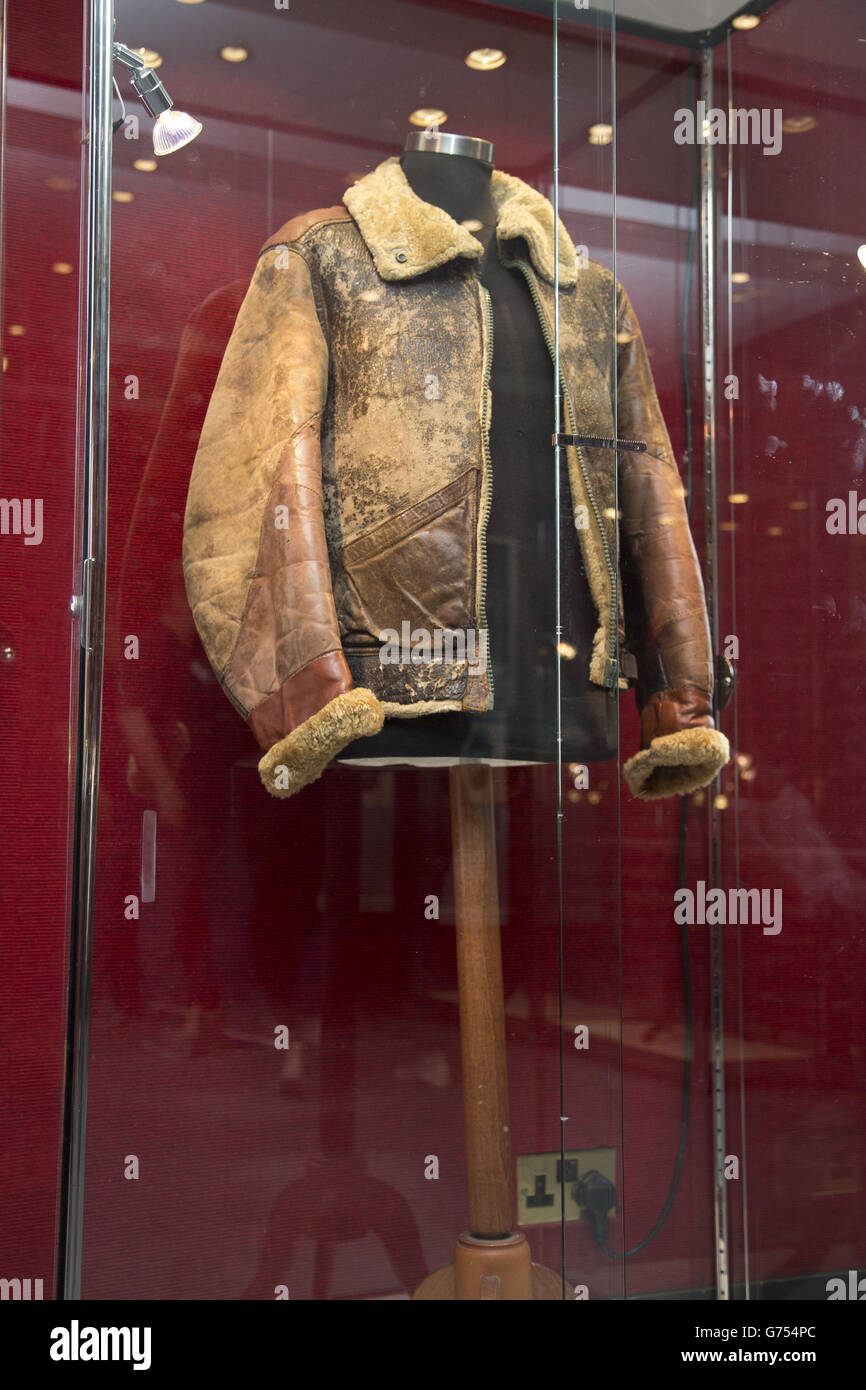 Una giacca volante indossata da Steve McQueen nel film 'The War Lover' che  viene messo all'asta al Bonhams' Entertainment Memorabilia sale il 25  giugno Foto stock - Alamy