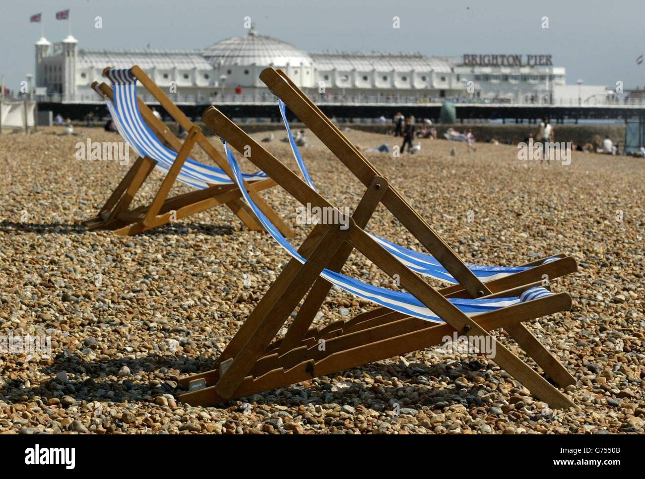 C'è molto spazio a disposizione sulla spiaggia di Brighton, nel Sussex orientale, a differenza di questo periodo dell'anno scorso, quando sono state registrate temprature da record. Foto Stock