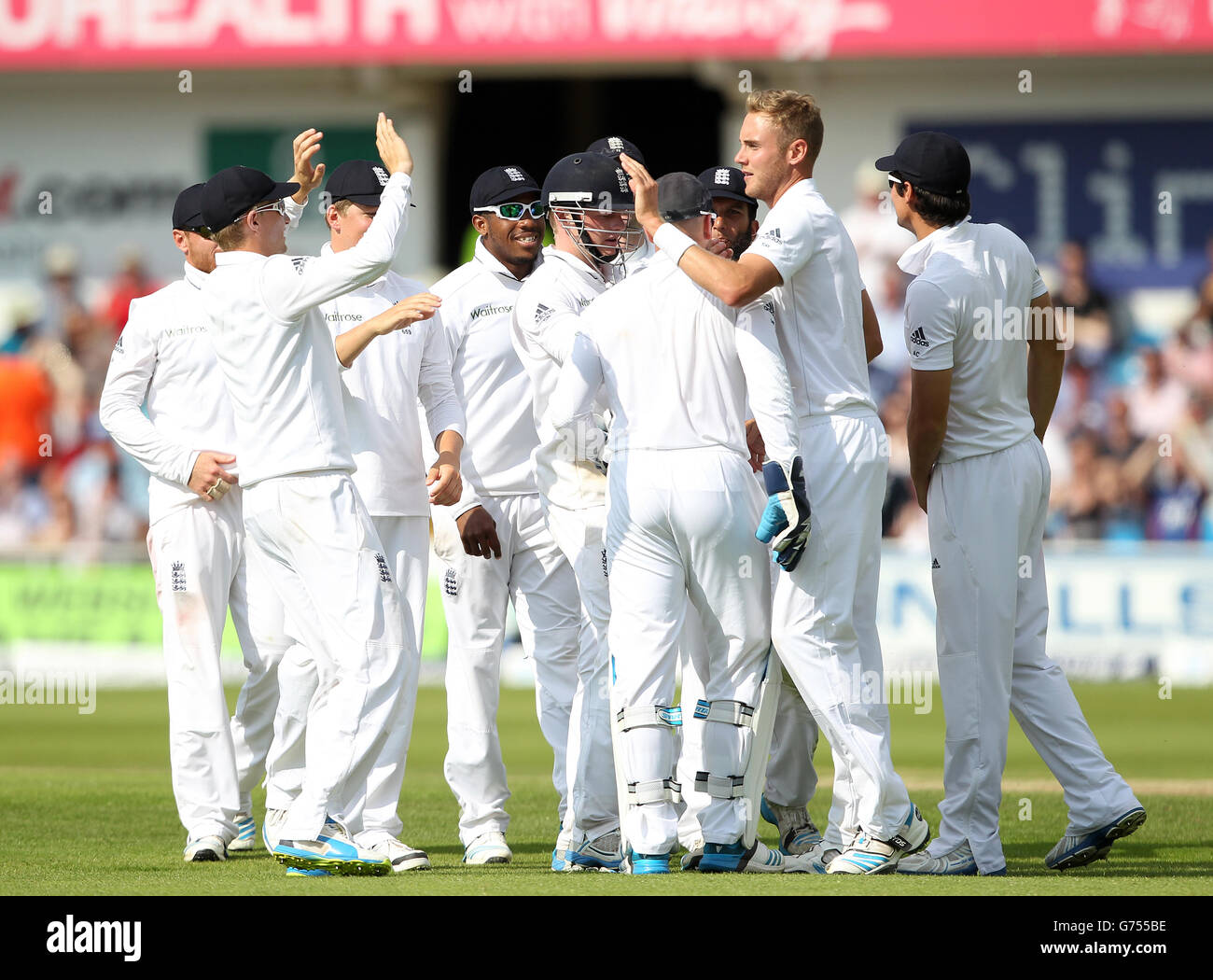 Cricket - Investec Test Series - seconda prova - Day One - Inghilterra / Sri Lanka - Headingley. Stuart Broad in Inghilterra celebra la presa del cazzo dello Shaminda Eranga dello Sri Lanka Foto Stock