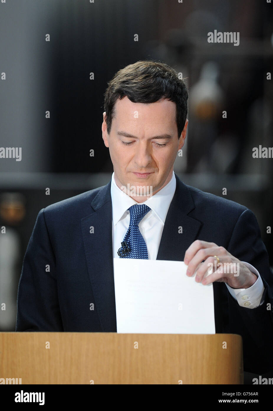 Il Cancelliere dello scacchiere George Osborne ha pronunciato un discorso importante alla Science and Industry di Manchester, dove ha affermato che un nuovo collegamento ferroviario ad alta velocità e strade migliori potrebbero creare una "potenza" economica nel nord dell'Inghilterra per competere con il successo di Londra. Foto Stock