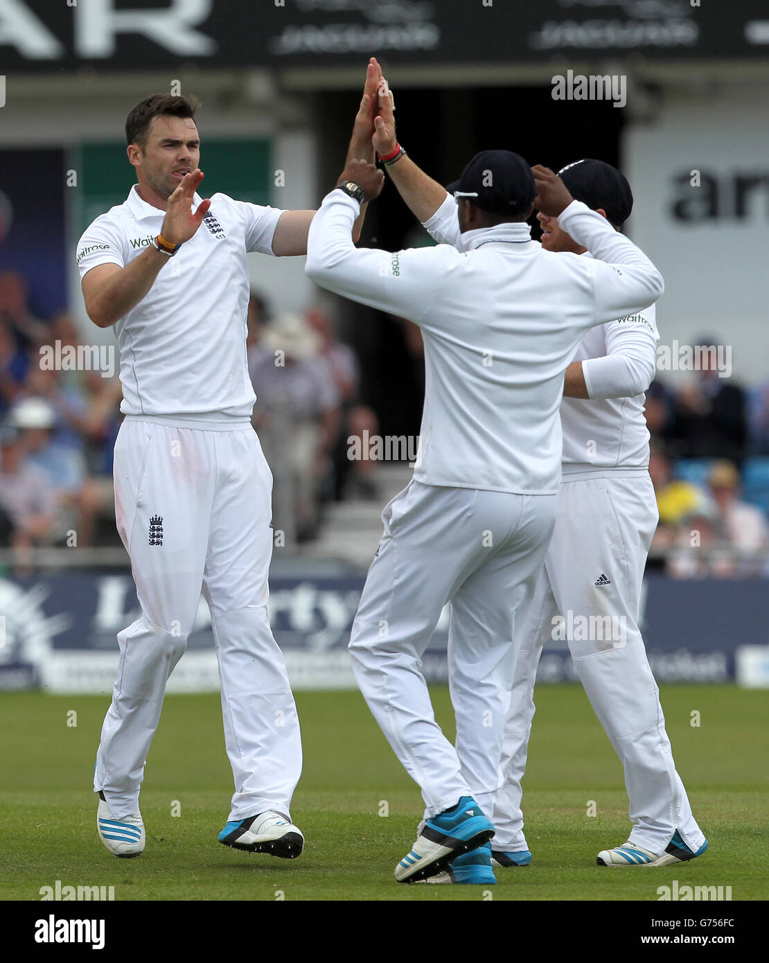 Cricket - Investec Test Series - seconda prova - Day Four - Inghilterra / Sri Lanka - Headingley. James Anderson (a sinistra) in Inghilterra celebra la presa del wicket del Mahela Jayawardene dello Sri Lanka Foto Stock