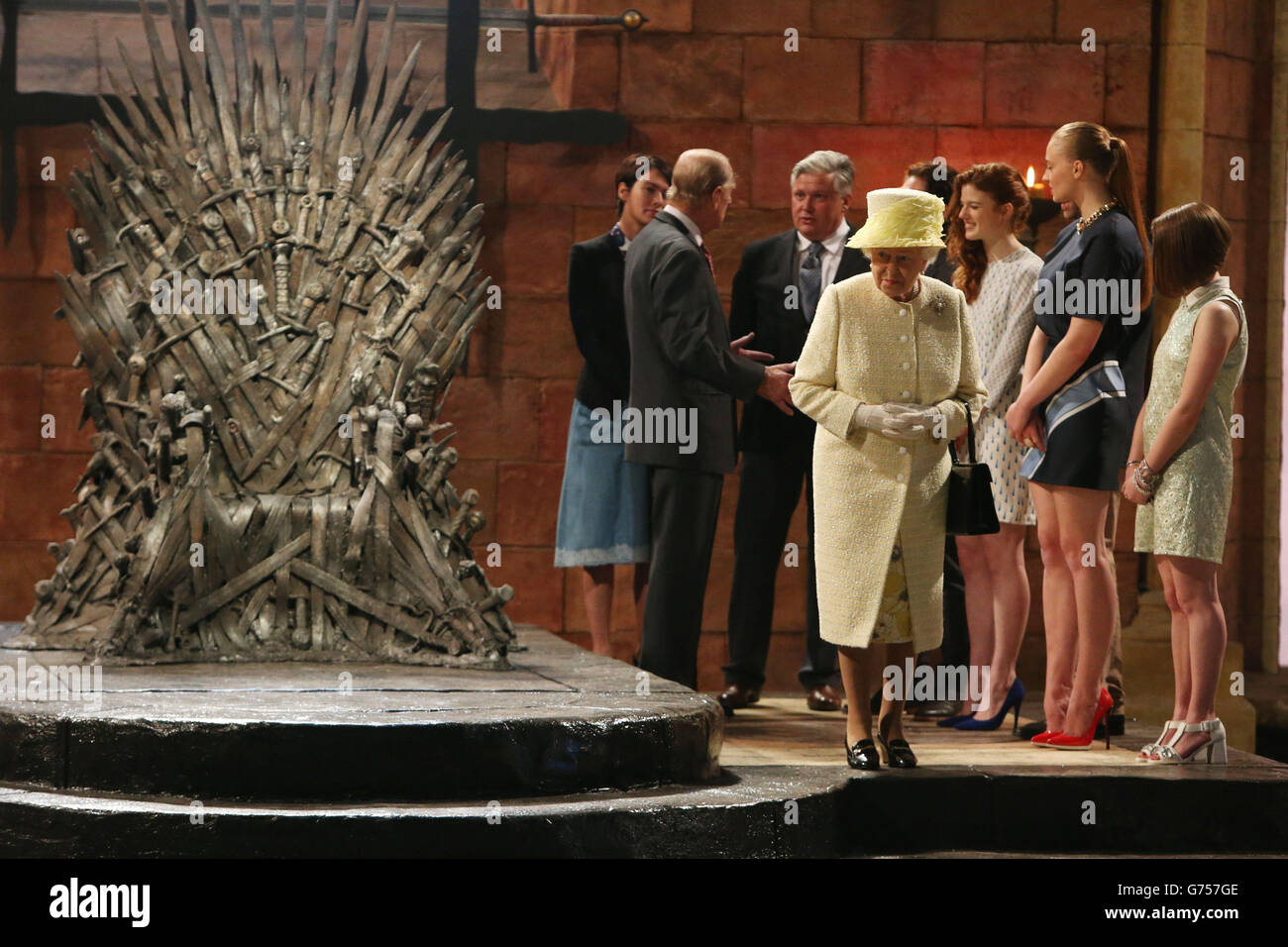 La regina Elisabetta II e il duca di Edimburgo durante una visita al set del Trono di Spade il secondo giorno di una visita all'Irlanda del Nord. Foto Stock